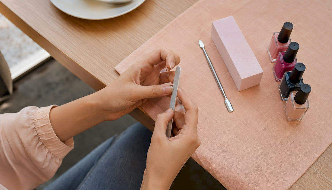 Handen die de nagels voorbereiden op een gellakbehandeling